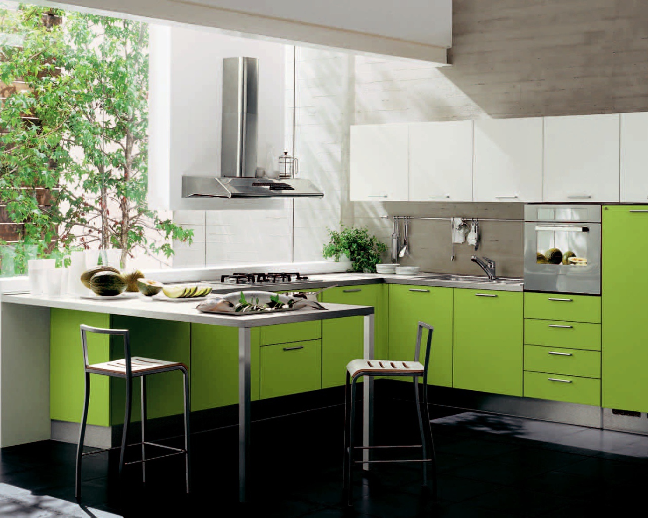 Зелень за окном в кухне