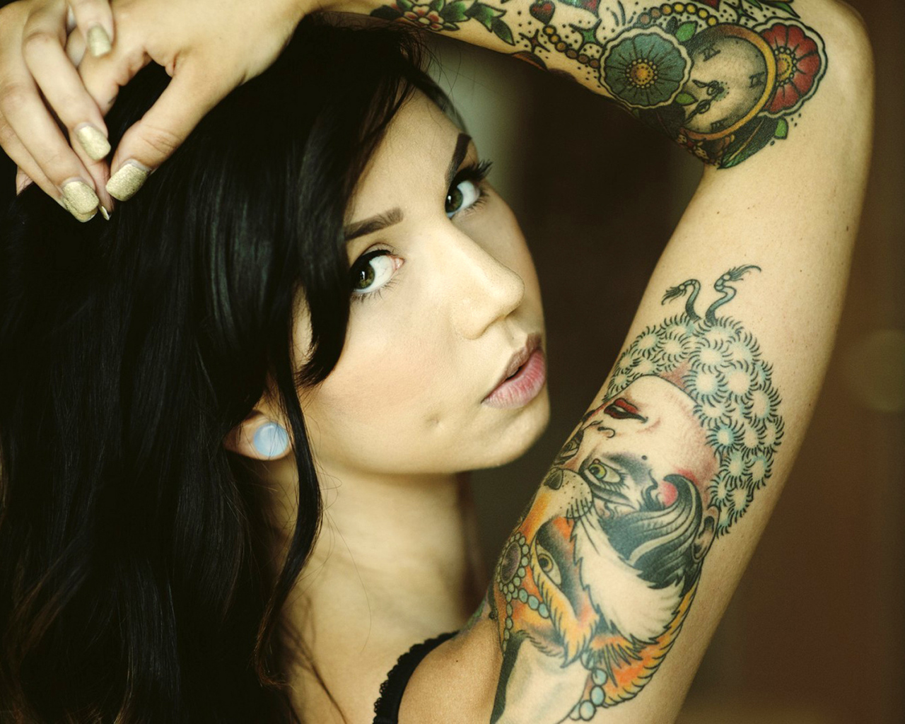 Черноволосая девушка с татуировкой на руке