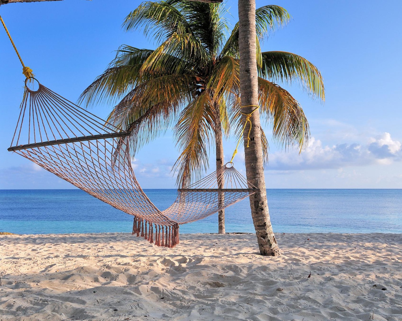 Гамак на пляже на курорте Гуардалавака, Куба