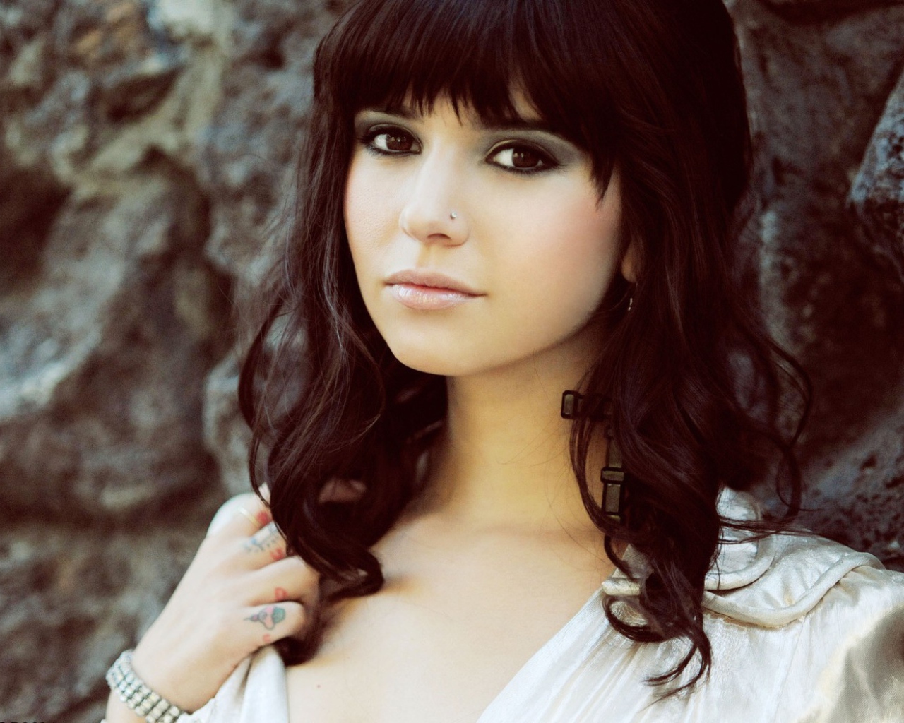 Ханна с тату на пальцах