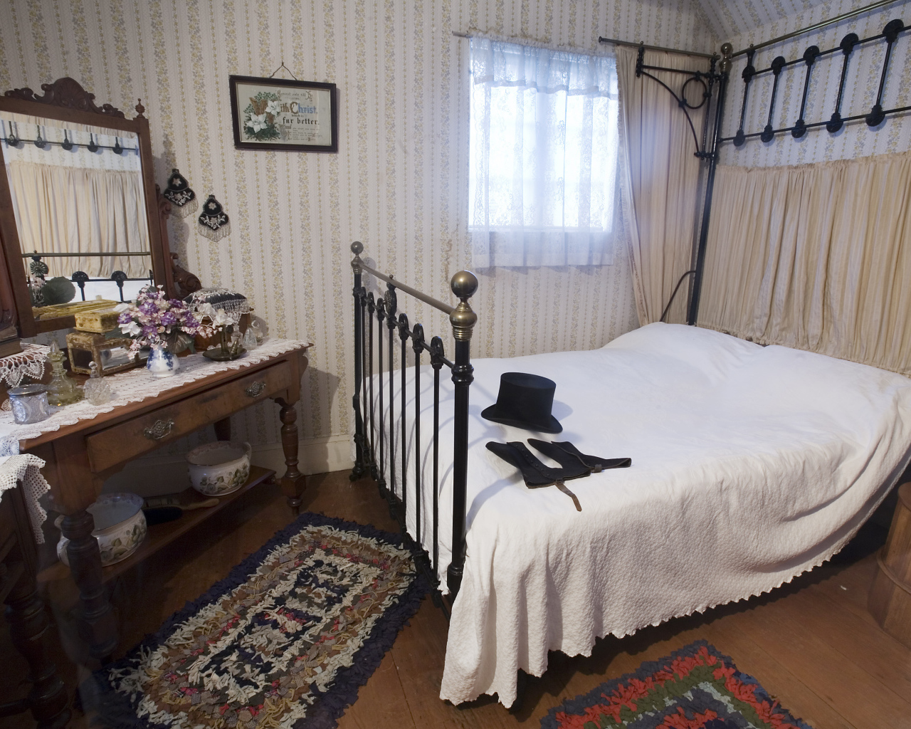 Шляпа на кровати в спальне