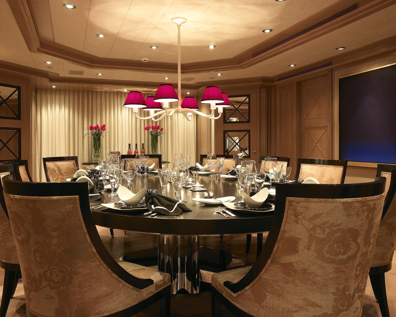 В столовой все готово для приема гостей