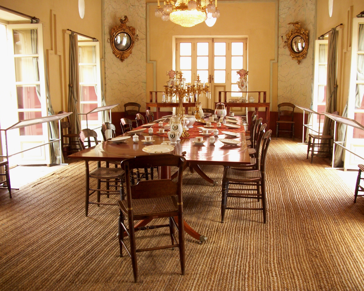 Интерьер большой столовой