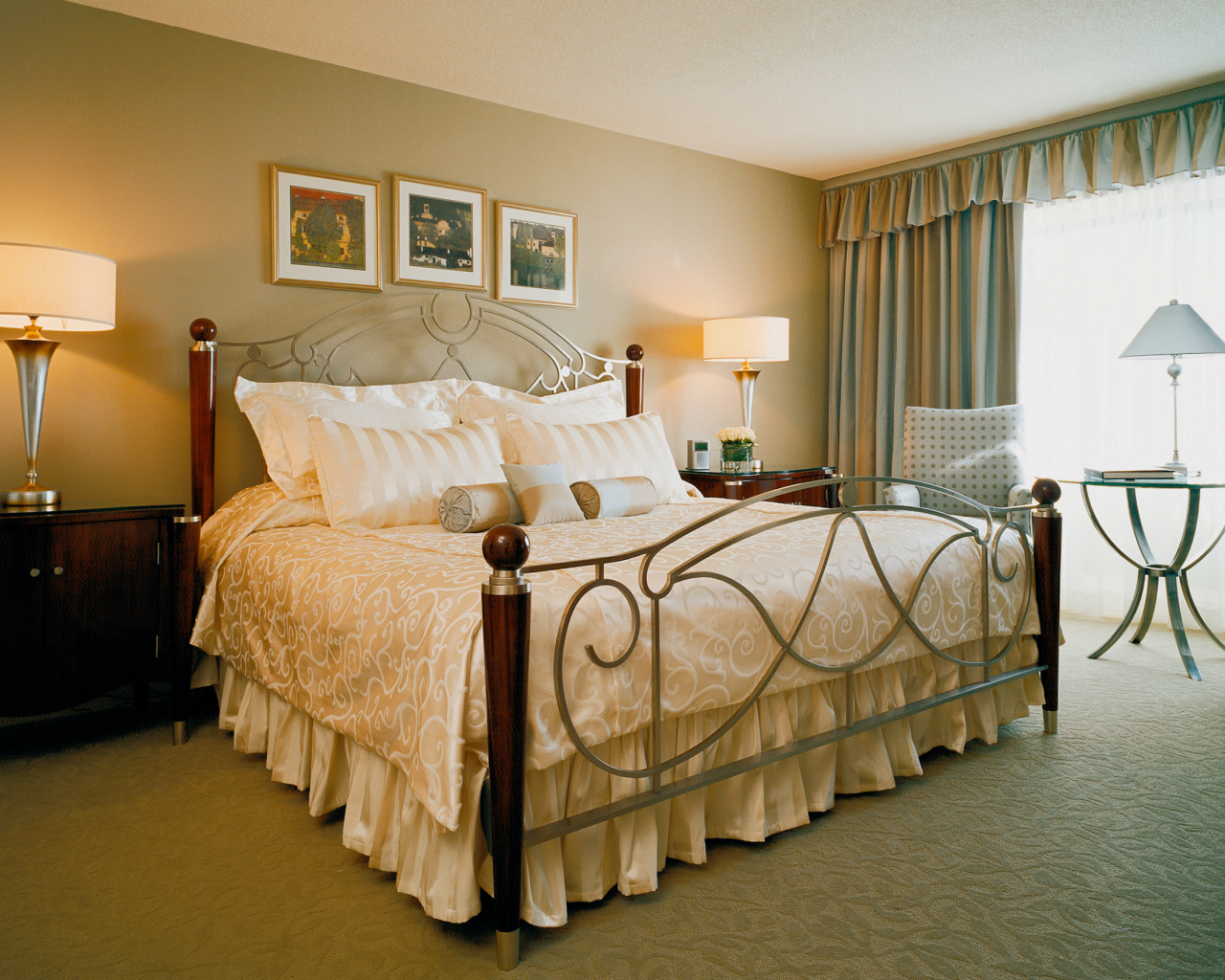 Железная кровать в спальне