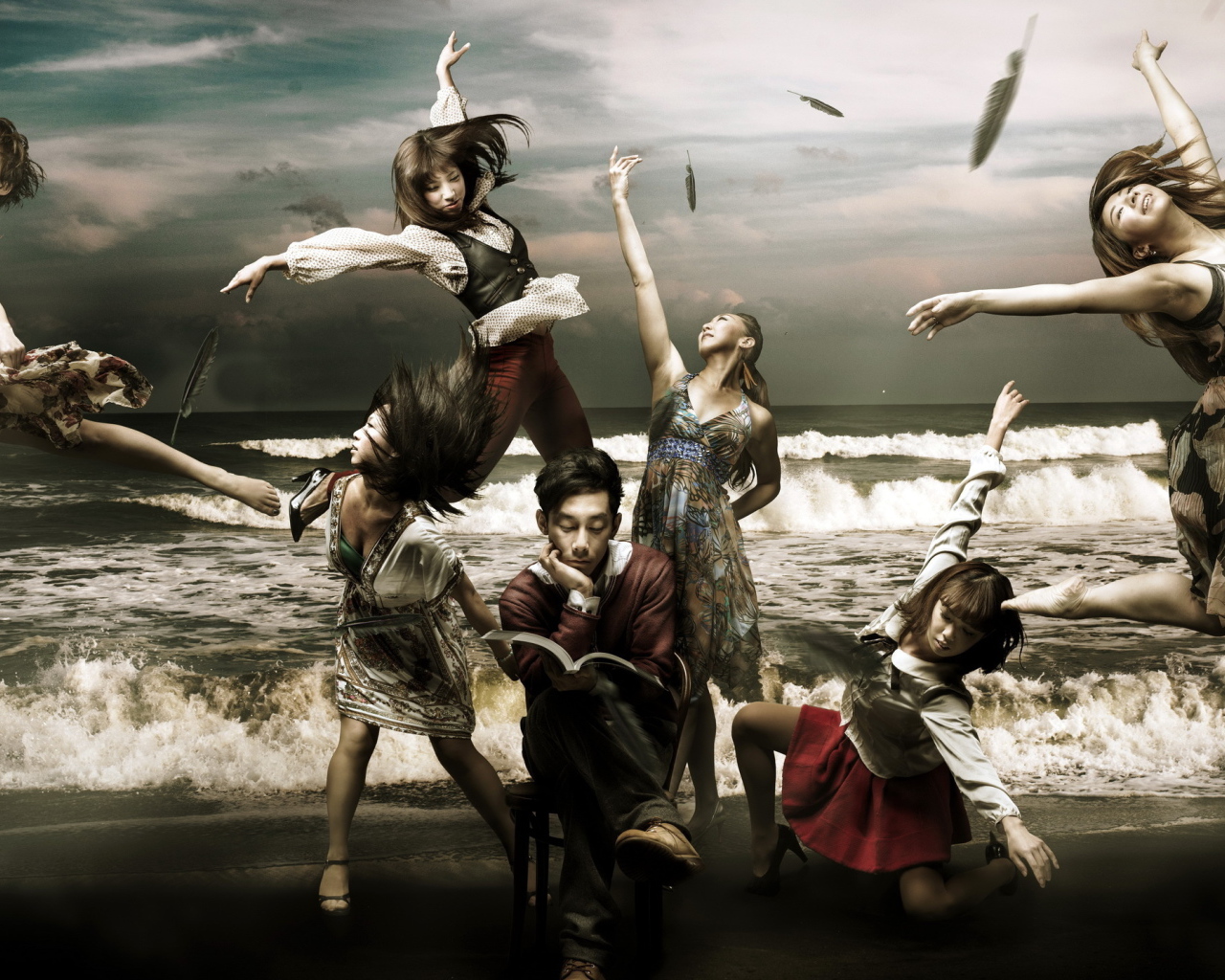 Японские балерины на фоне моря