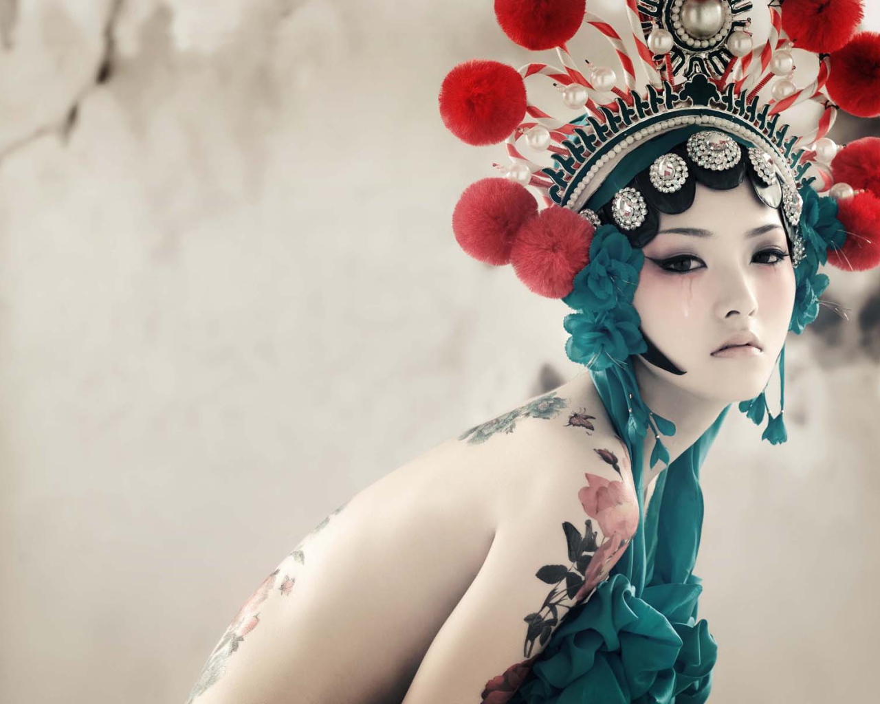 Японская девушка с татуировками