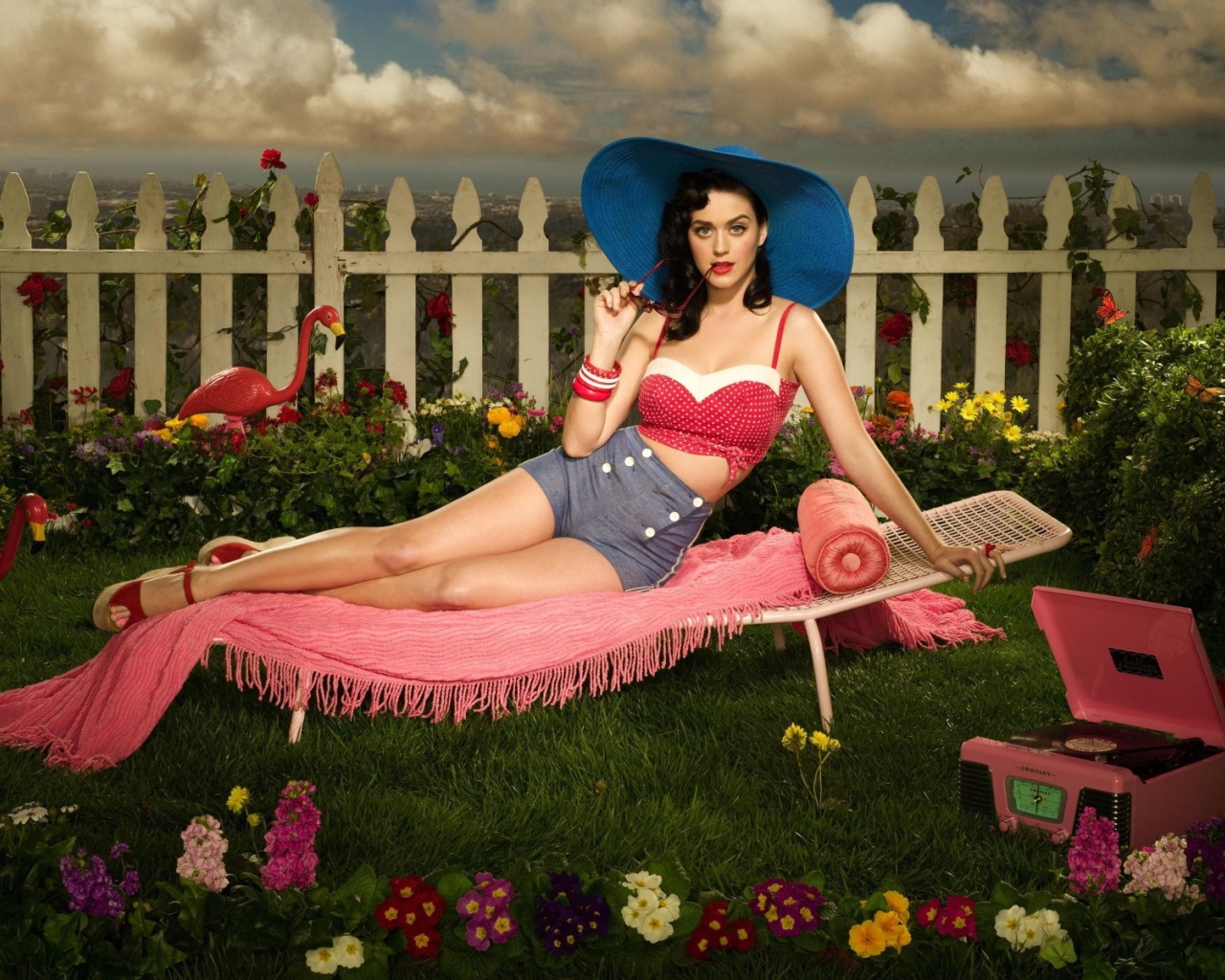 Кэти Перри в синей шляпе