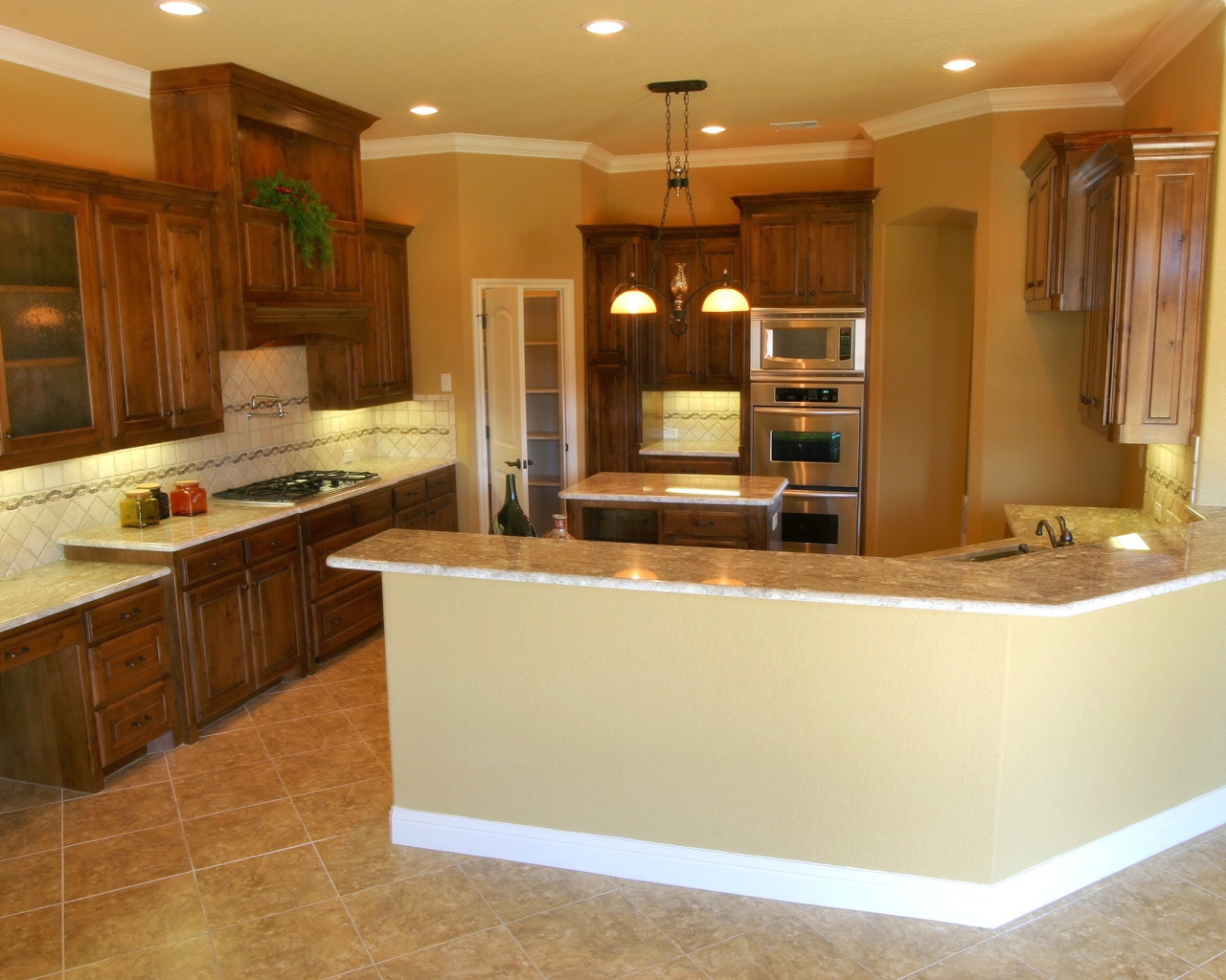 Кухня в большом доме