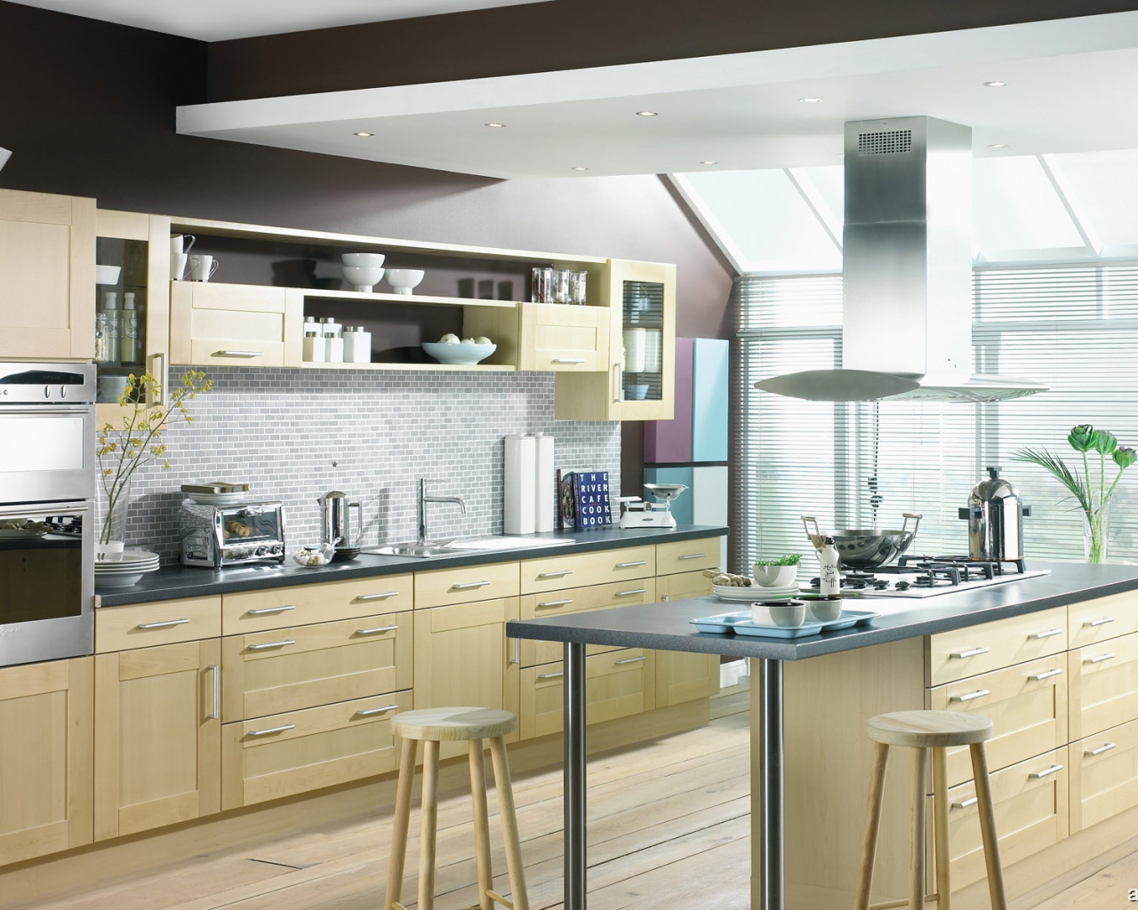 Кухня с большими окнами