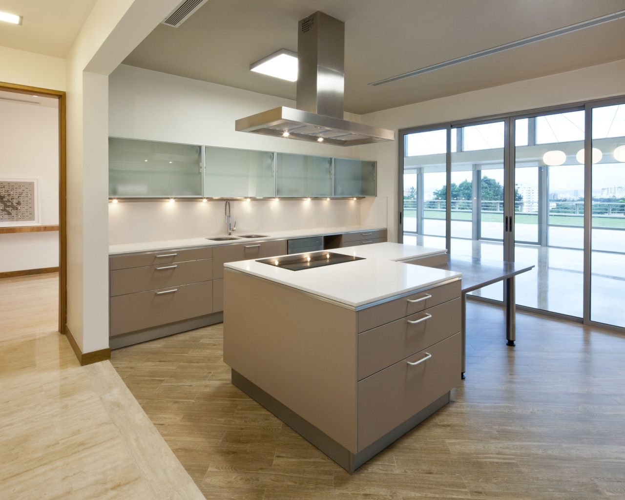 Кухня с панорамными окнами