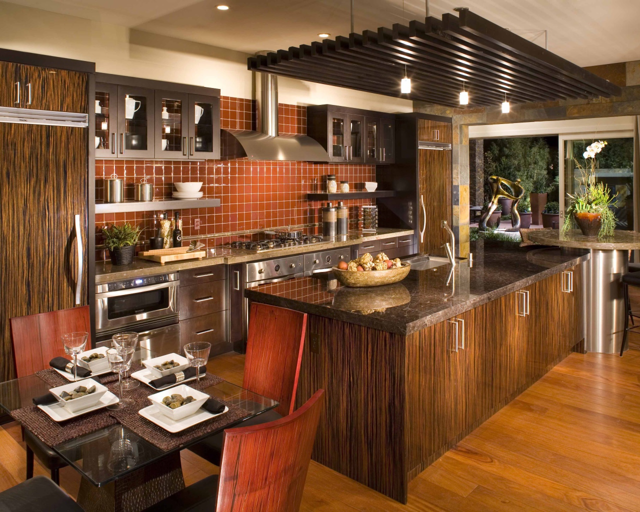 Ламинат на полу в кухне