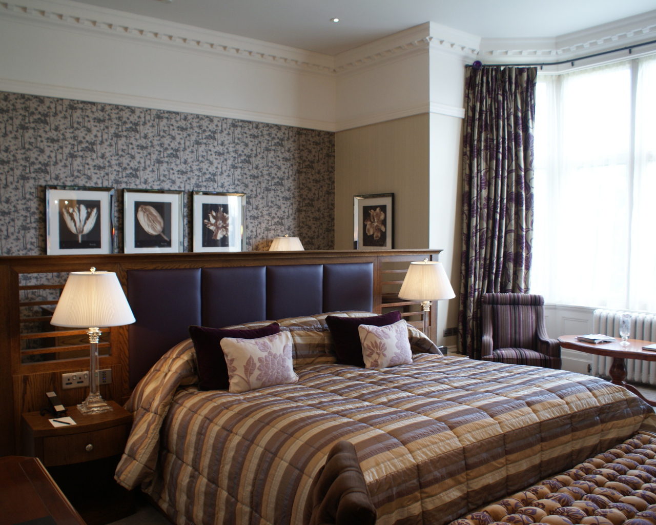 Большая кровать с кожаной спинкой