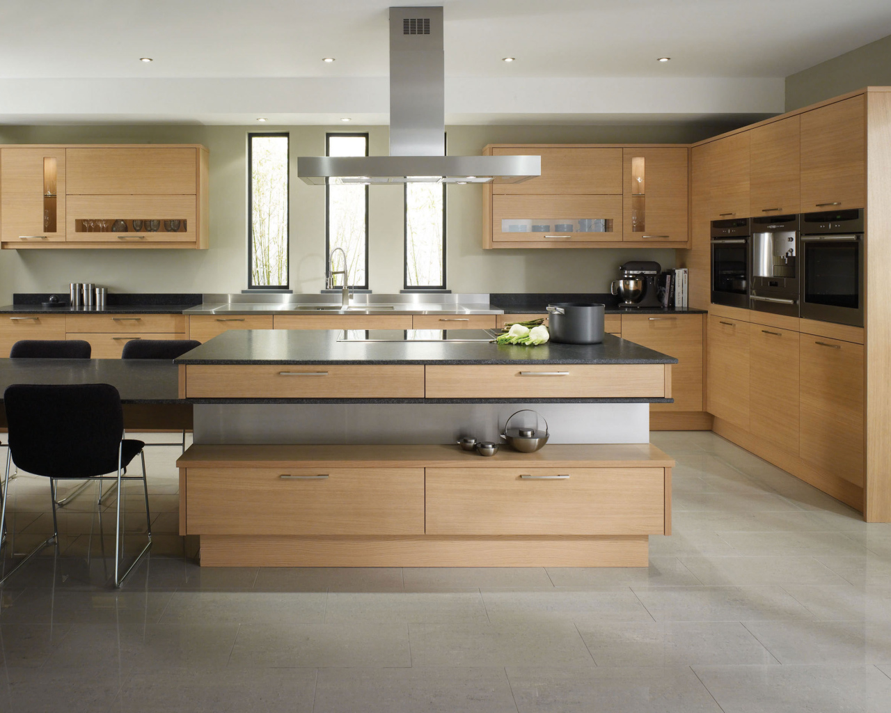 Просторная светлая кухня