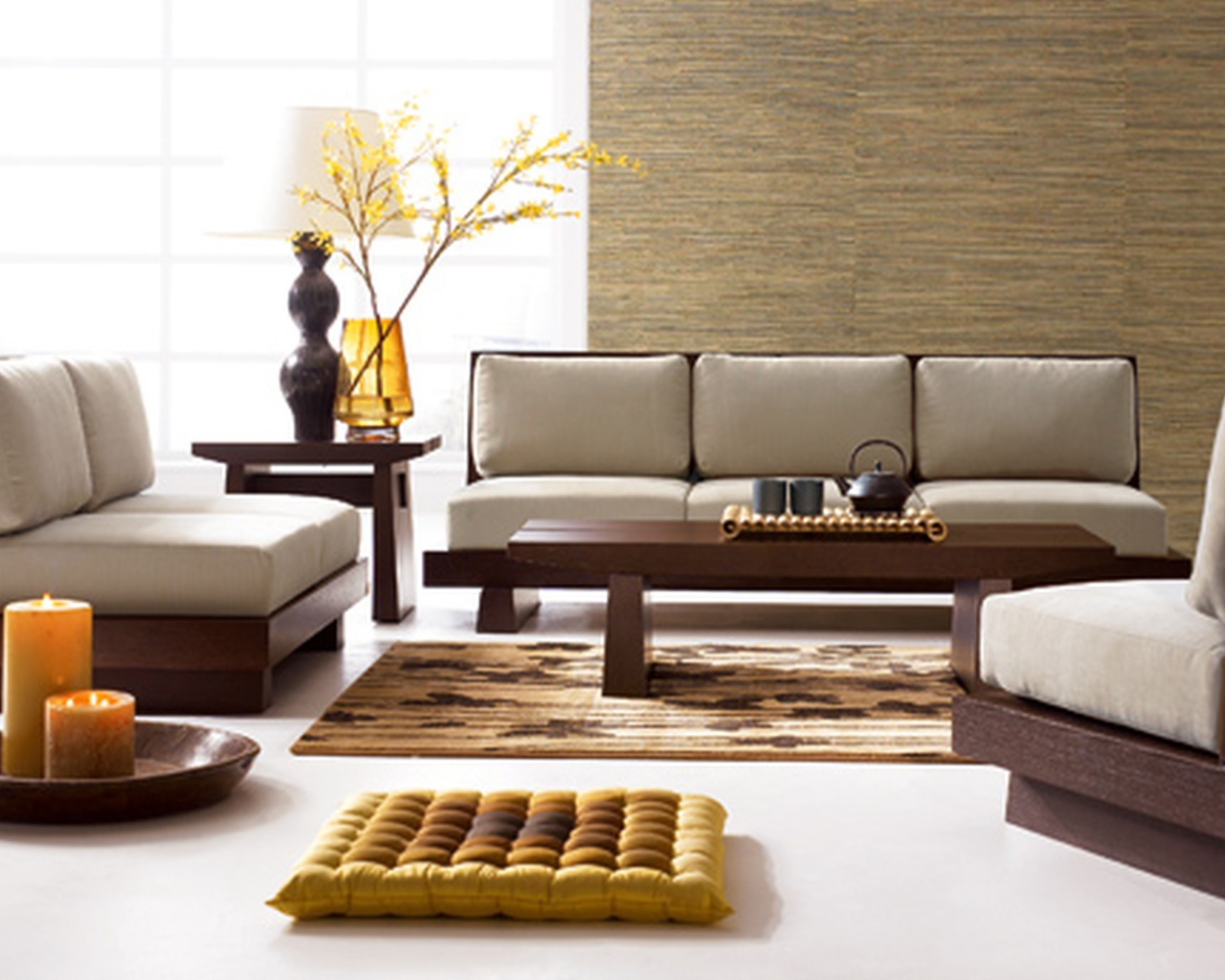 Большие свечи в оформлении гостиной