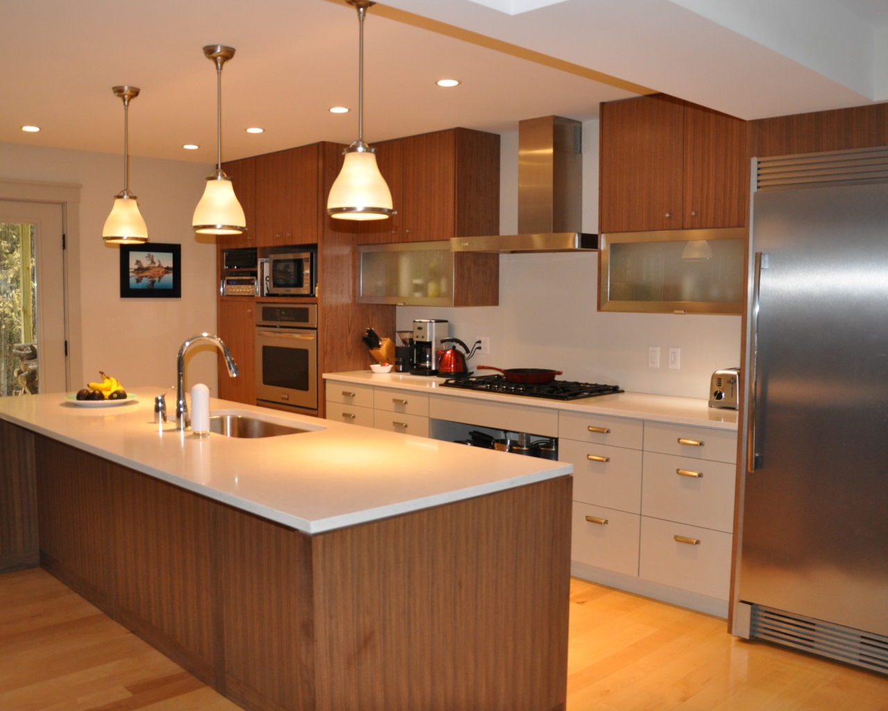 Большой холодильник на кухне