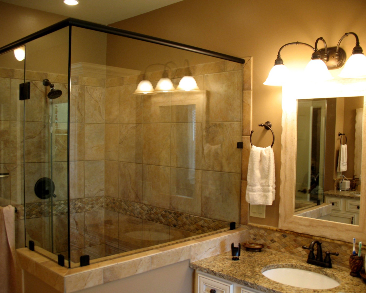 Просторная душевая кабина в ванной