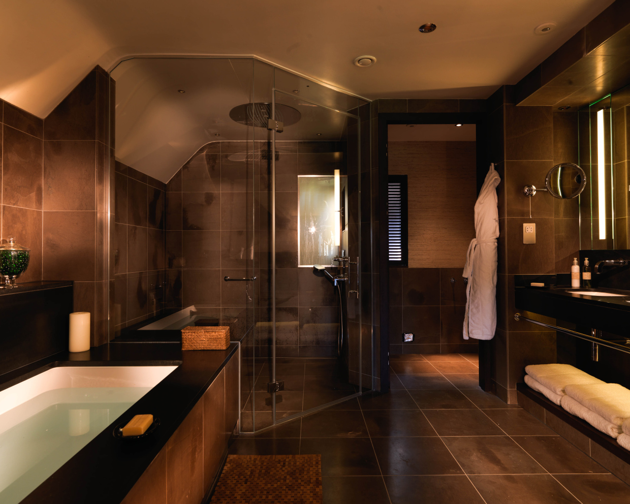 Большая душевая кабина в ванной комнате