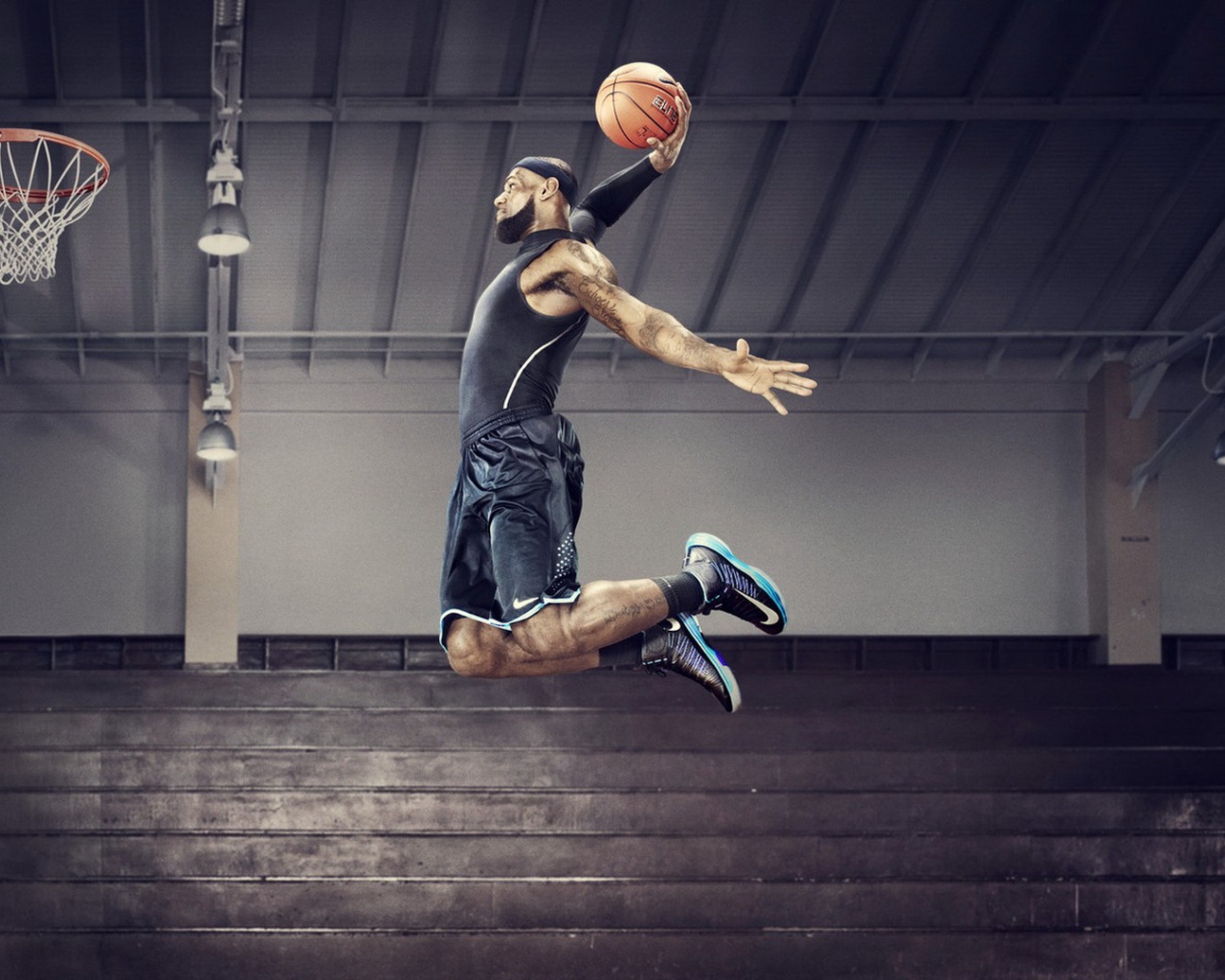 Леброн Джеймс играет в баскетбол