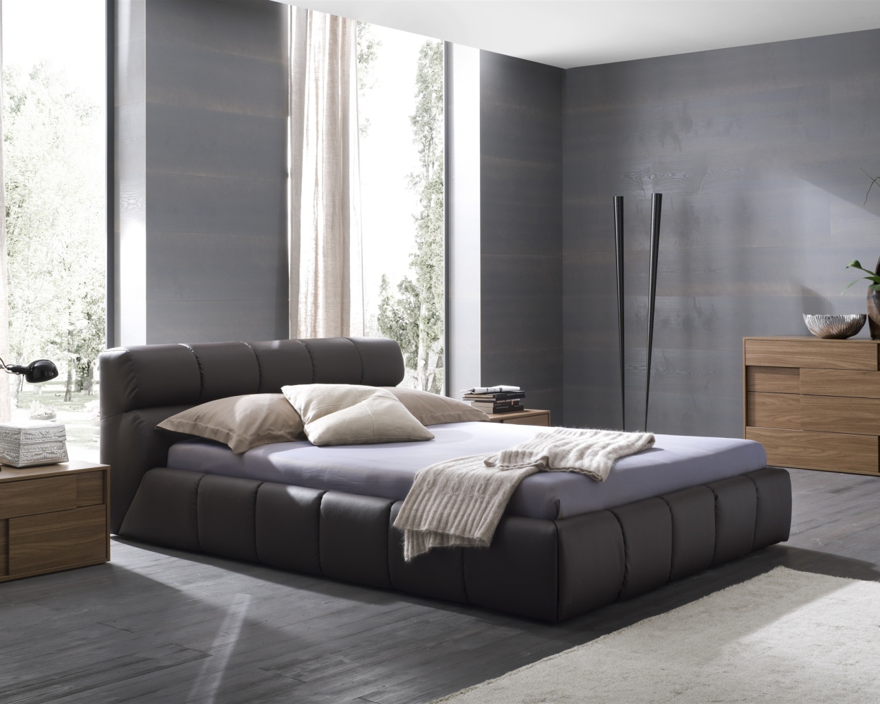 Кожаная кровать в спальне