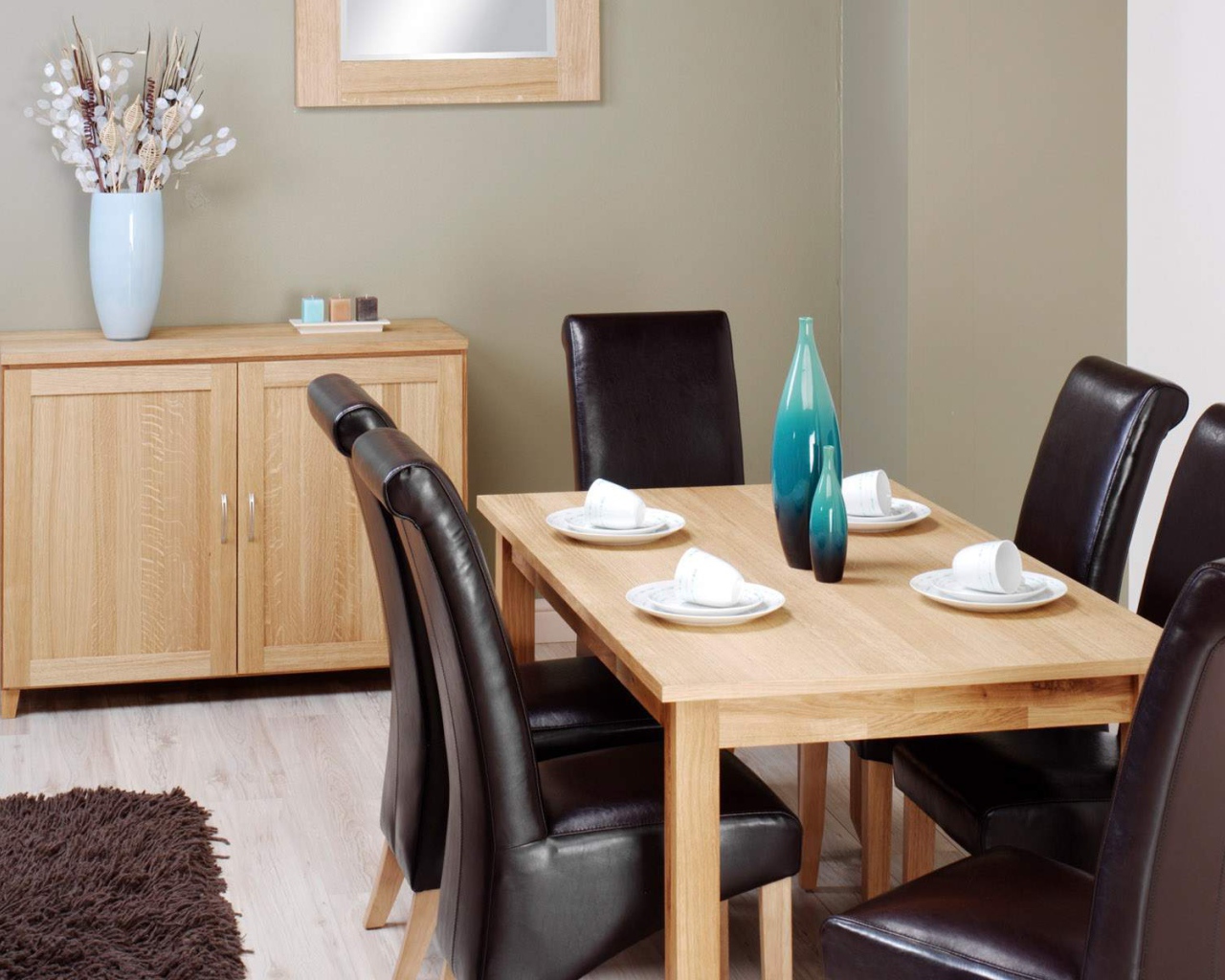 Кожаные стулья в столовой