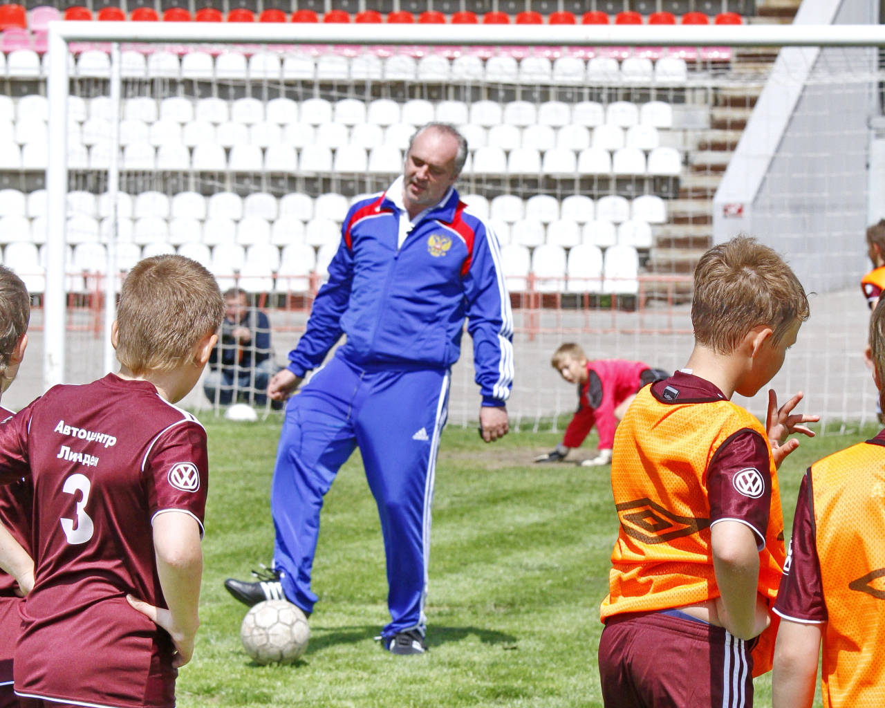 Легендарный вратарь Игорь Шалимов с юными футболистами