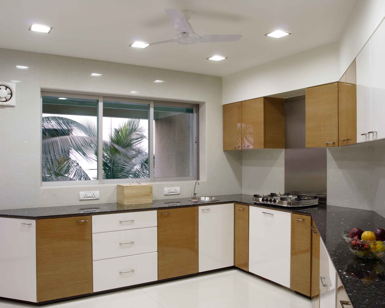 Светлая маленькая кухня