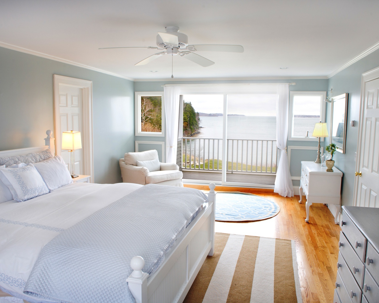 Светло голубой цвет в спальне