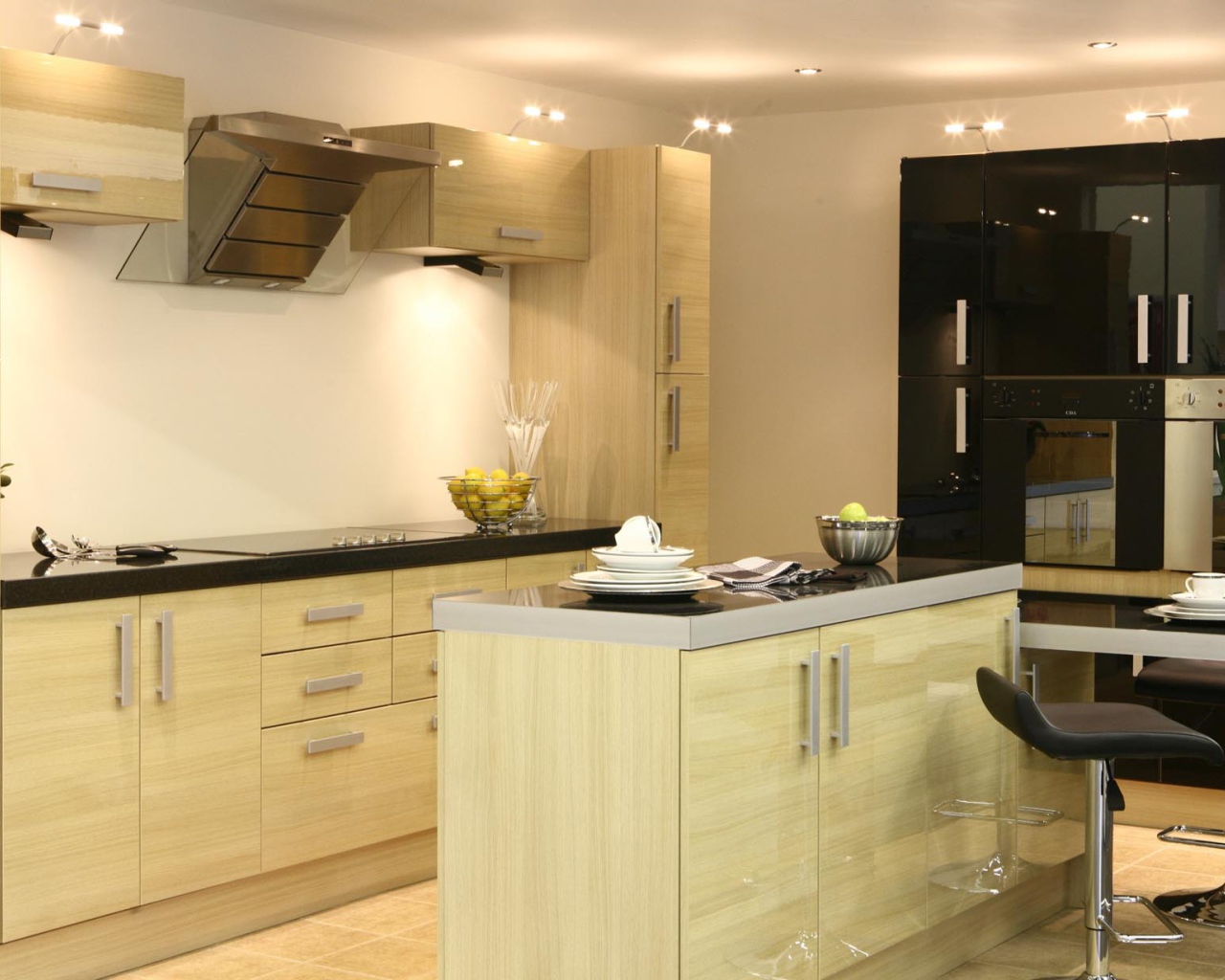 Светлая мебель на кухне