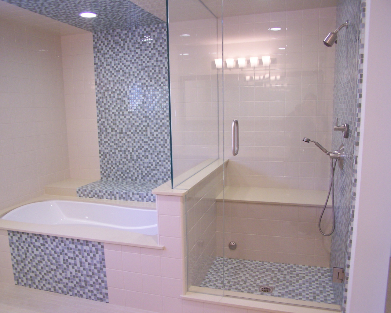 Нежно розовый кафель в ванной