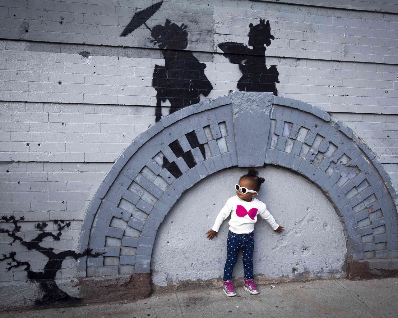 Маленькая девочка рядом с граффити