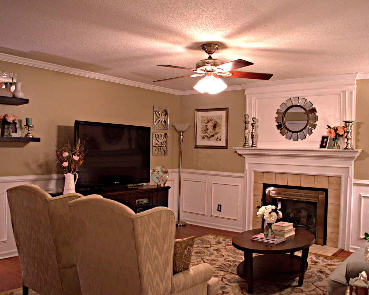Гостиная с вентилятором на потолке