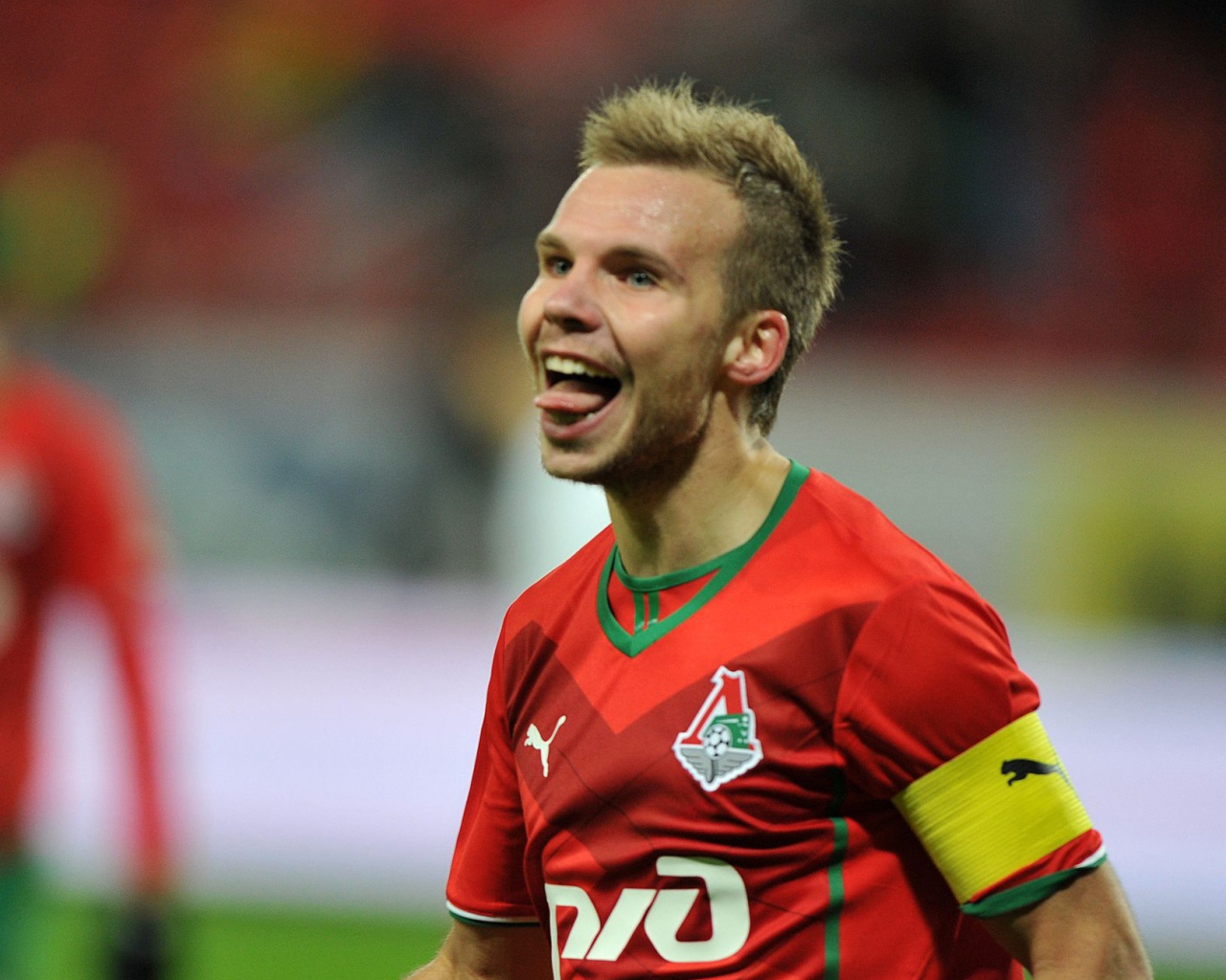 Защитник Локомотива Роман Шишкин на поле