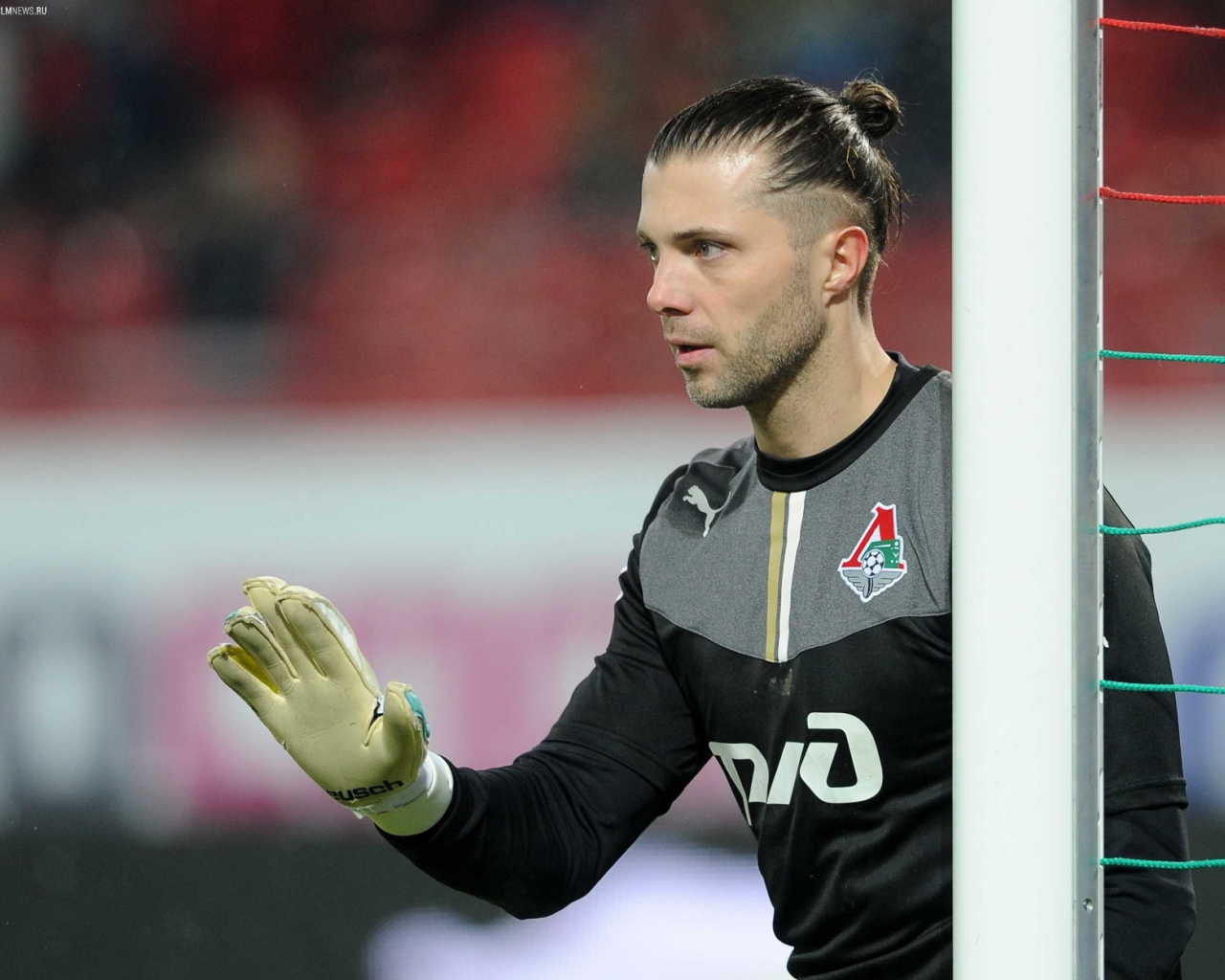 Вратарь Локомотива Илья Абаев на воротах