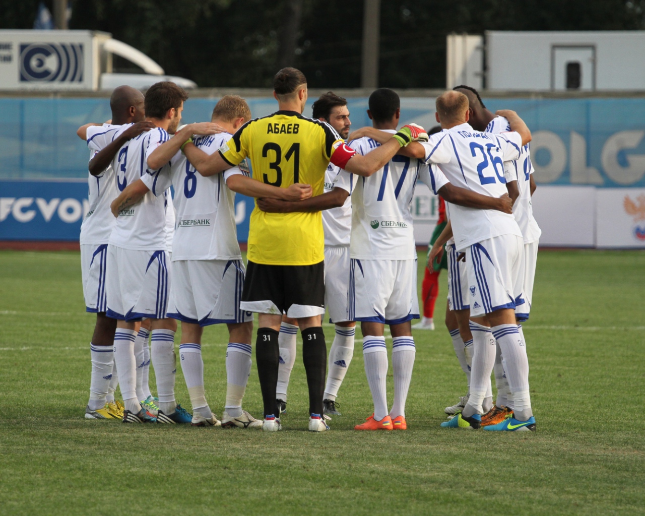 Вратарь Локомотива Илья Абаев с командой