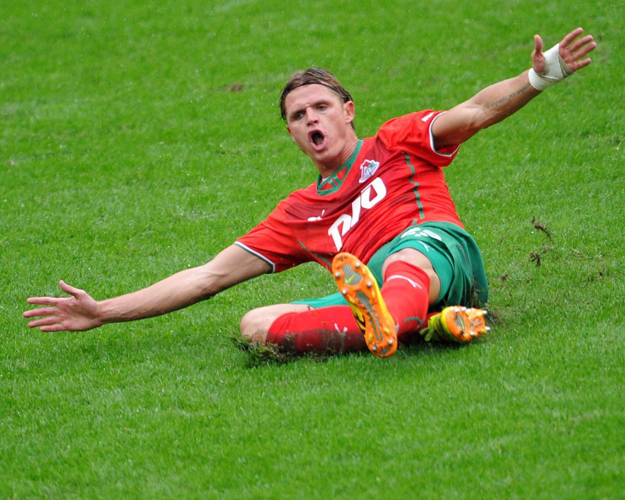 Дмитрий Тарасов полузащитник Локомотива на поле