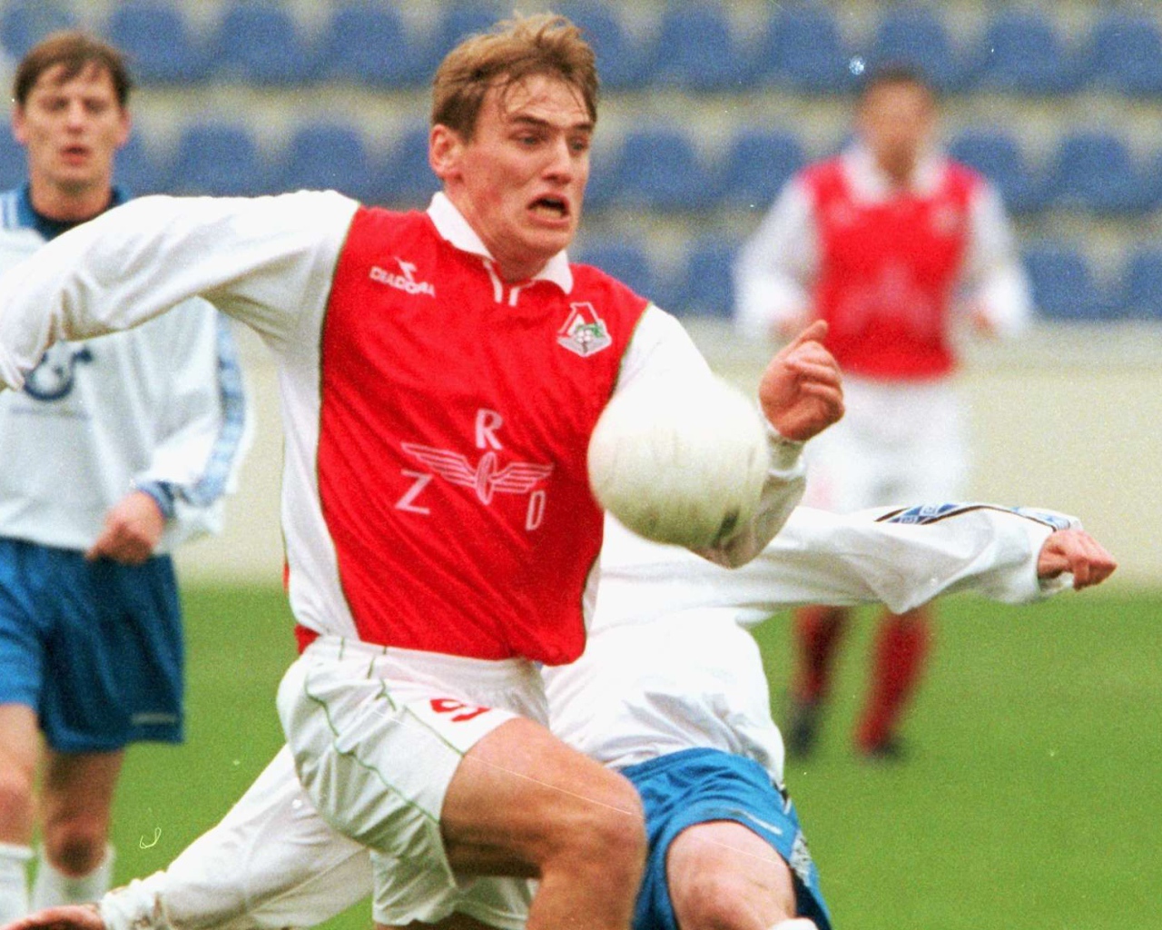 Игрок Локомотива Дмитрий Булыкин в атаке