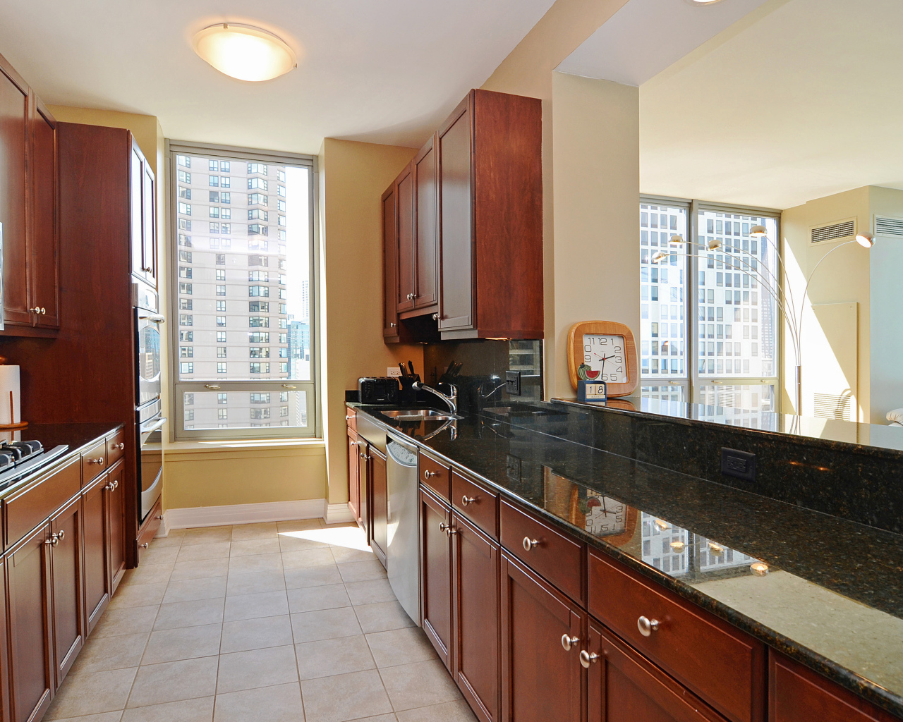 Длинная коричневая кухня