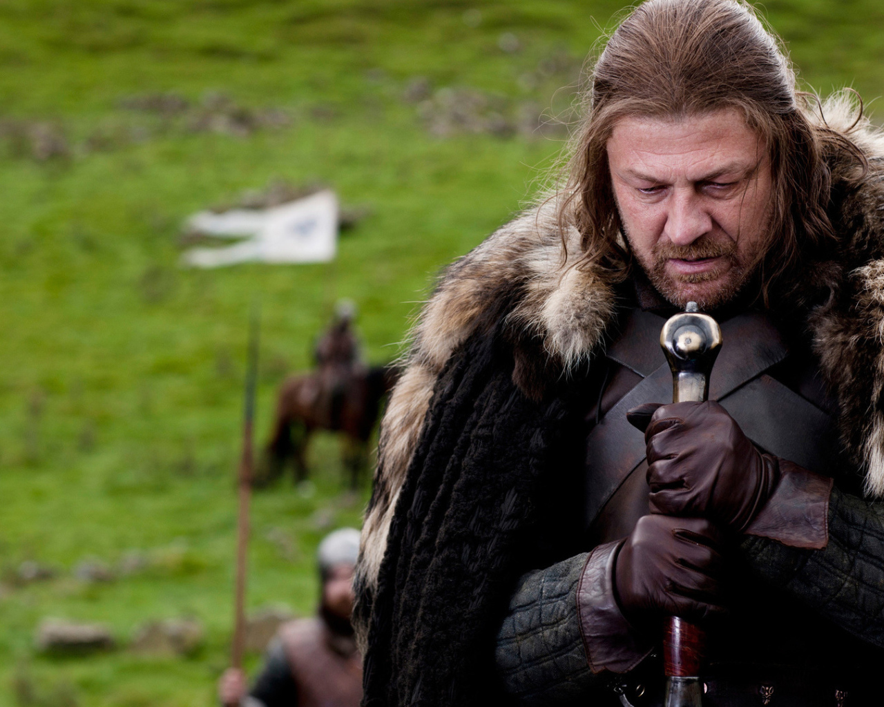 Лорд склонился на свой меч в сериале Игры престолов