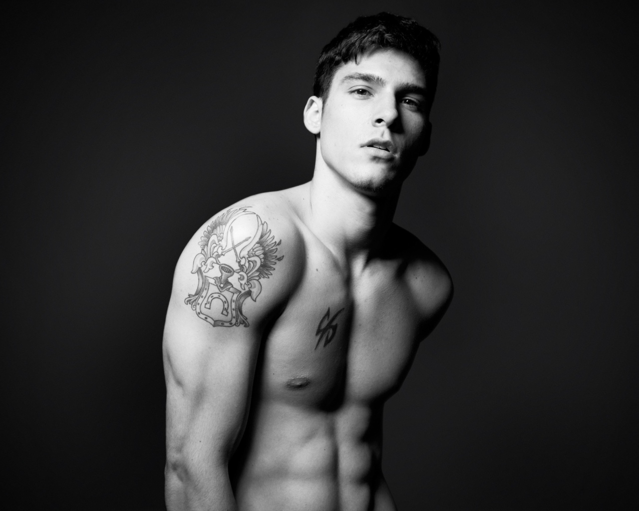 Мужчина с татуировками