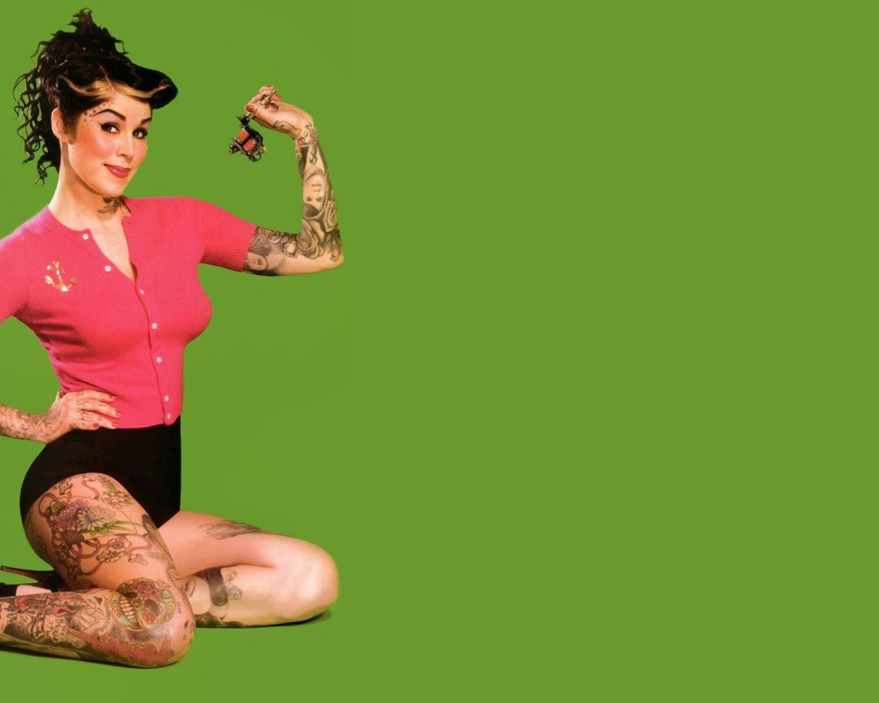 Много татуировок у девушки