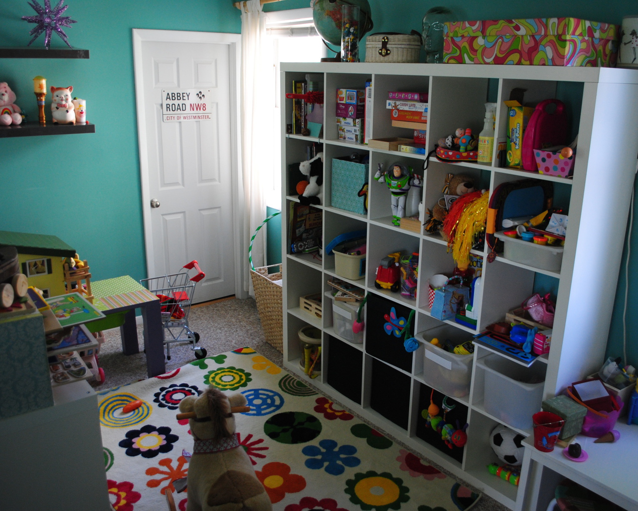 Много игрушек в детской комнате