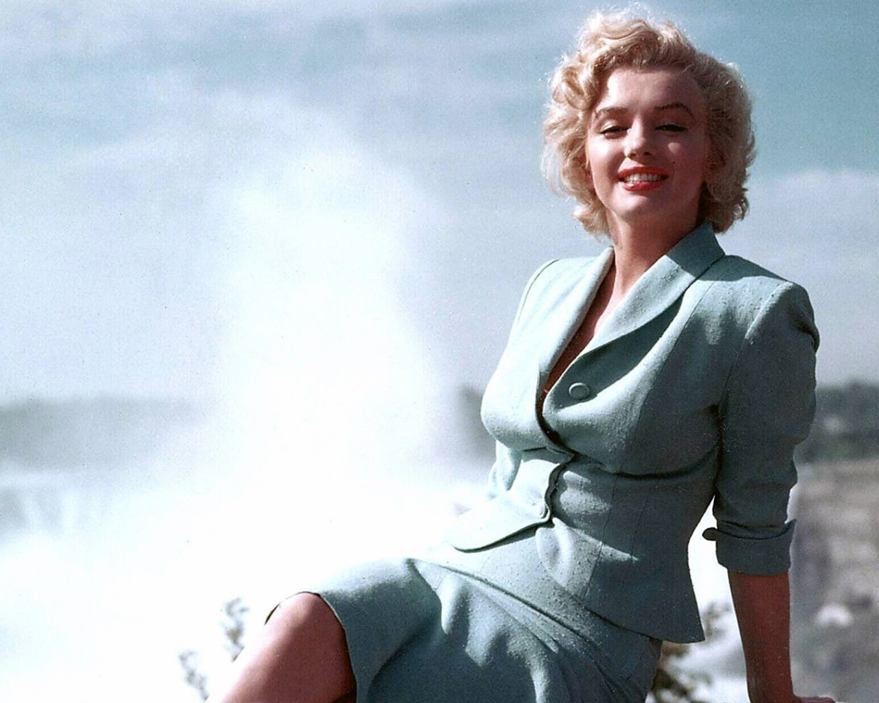 Мэрилин Монро в голубом костюме