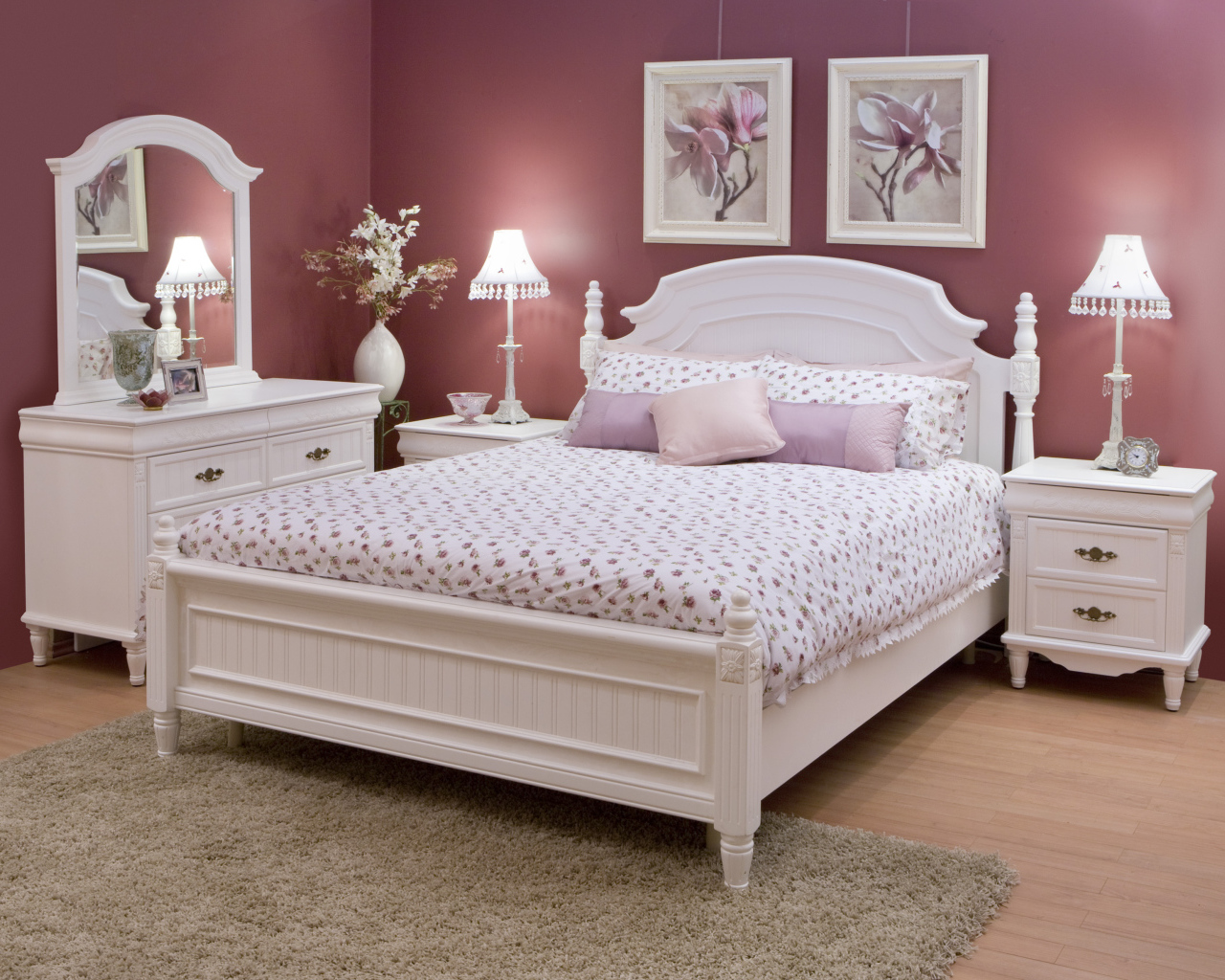 Бордовые стены в спальне