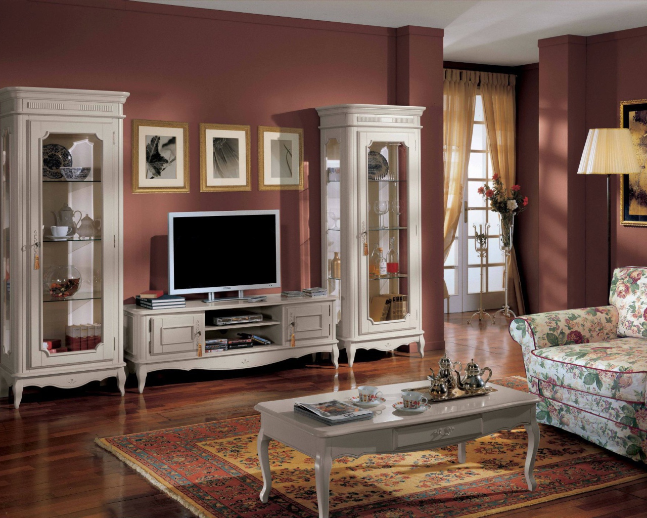 Бордовые стены в гостиной