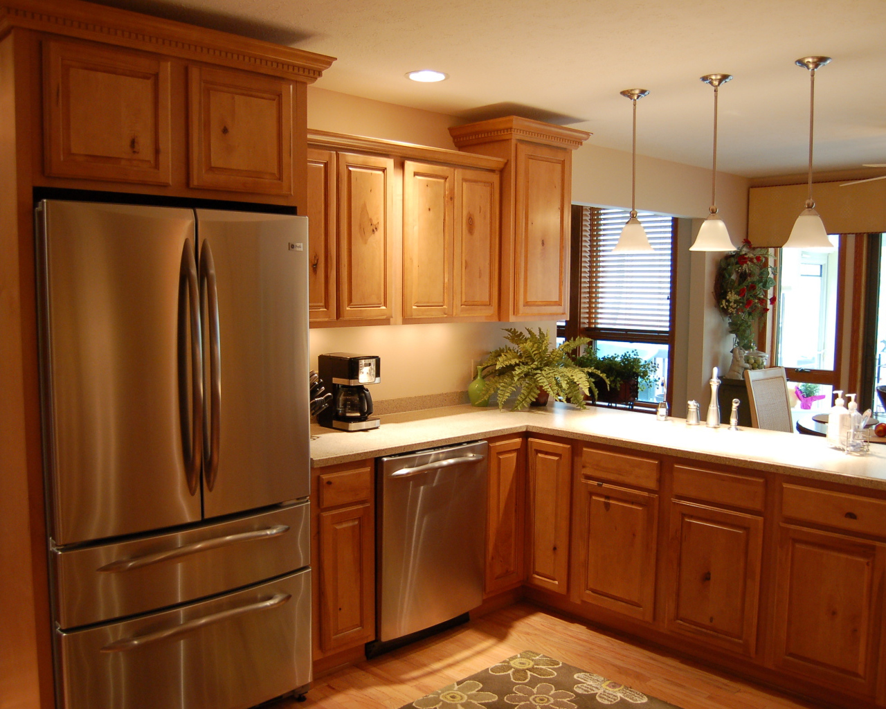 Металлический холодильник на кухне