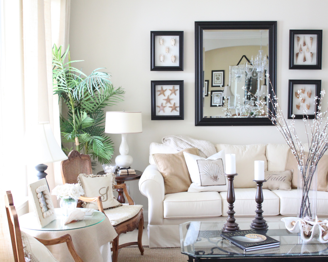 Зеркало на стене в гостиной