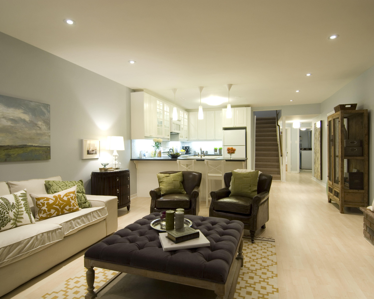 Современная гостиная с кухней