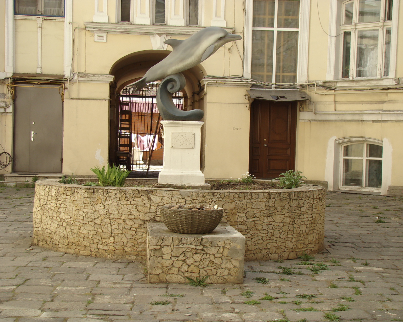 Памятник дельфину Одесса