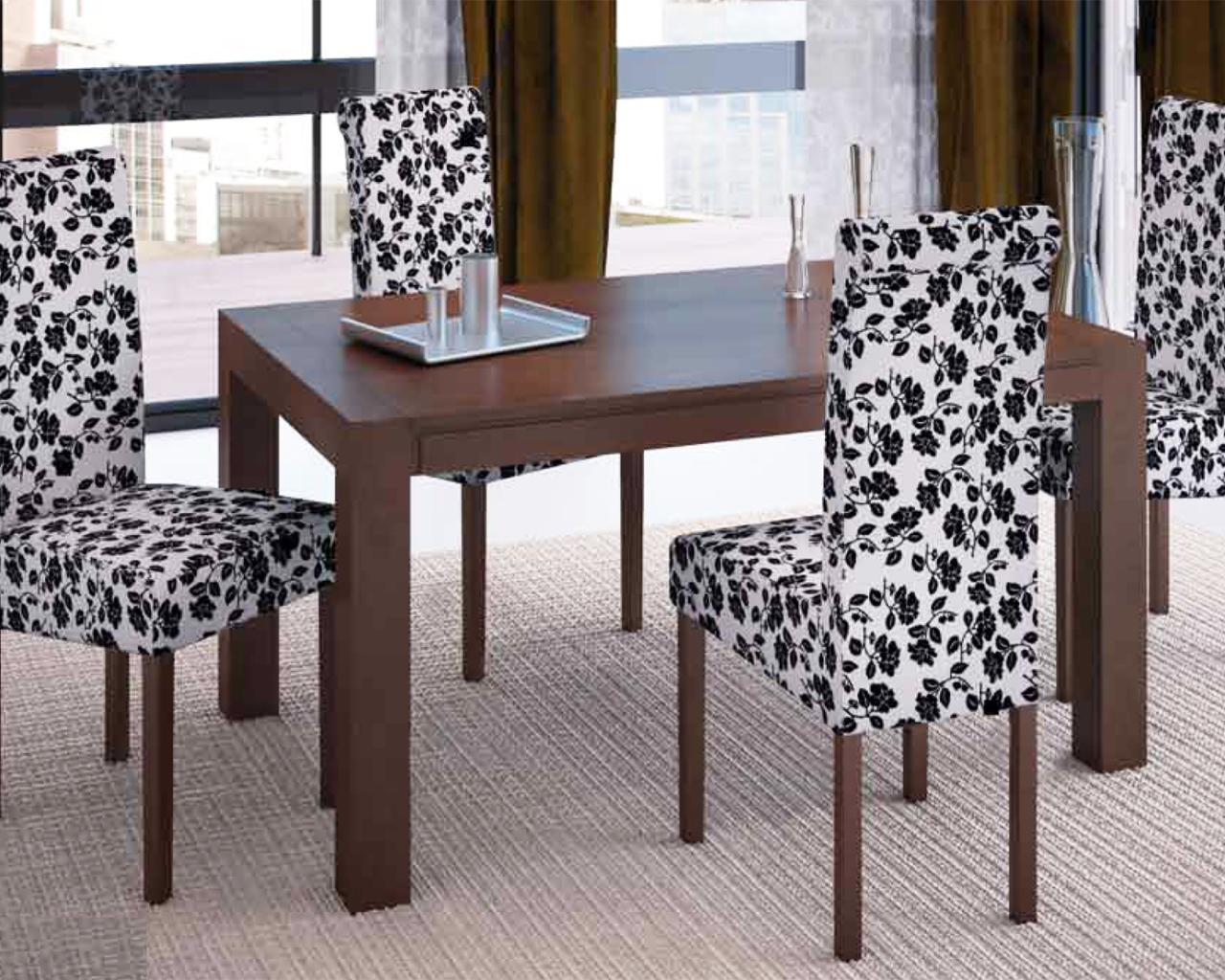 Пестрая мебель в столовой