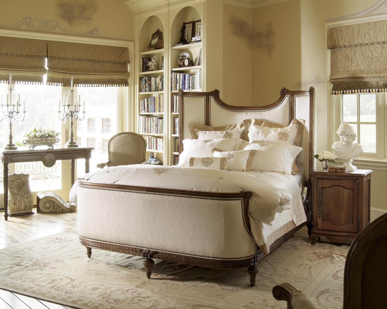 Аккуратная кровать в спальне